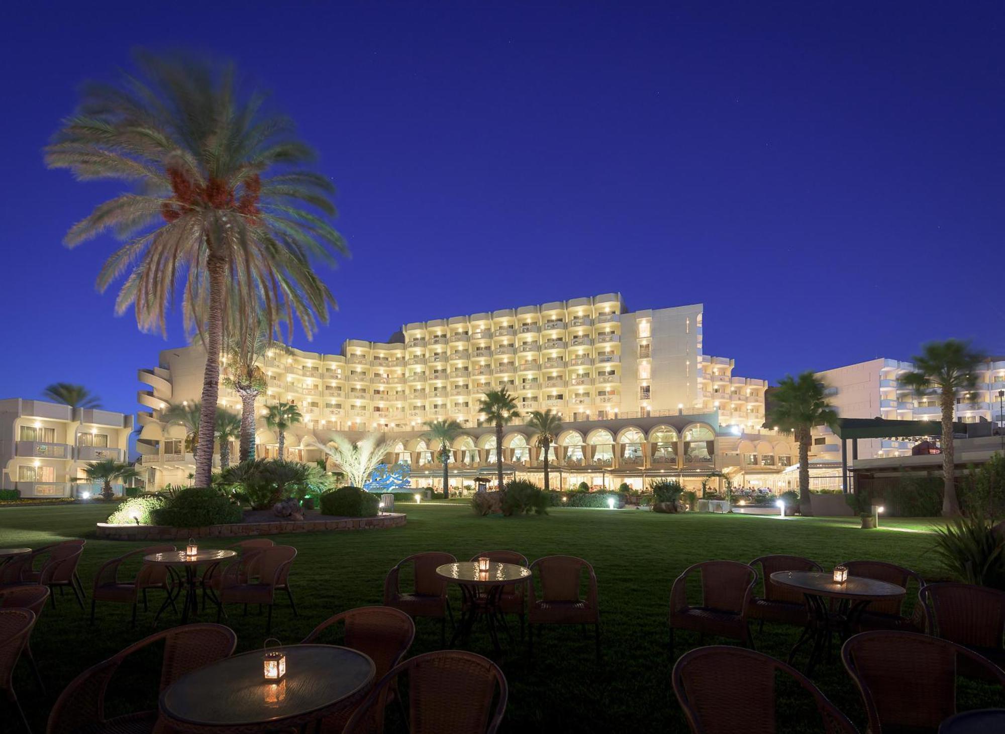 Rodos Palladium Leisure & Wellness Kallithéa Exterior foto The Dan Hotel at night