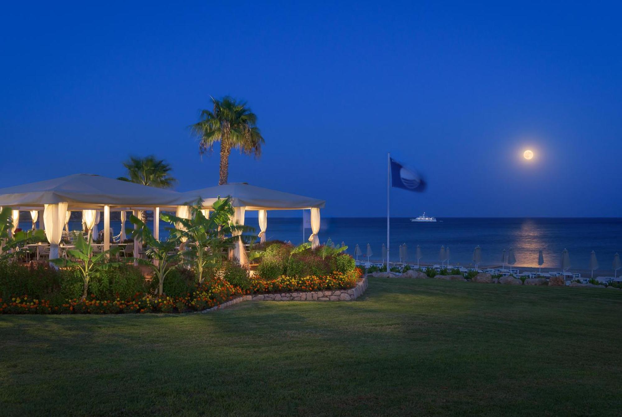 Rodos Palladium Leisure & Wellness Kallithéa Exterior foto The beach at the hotel