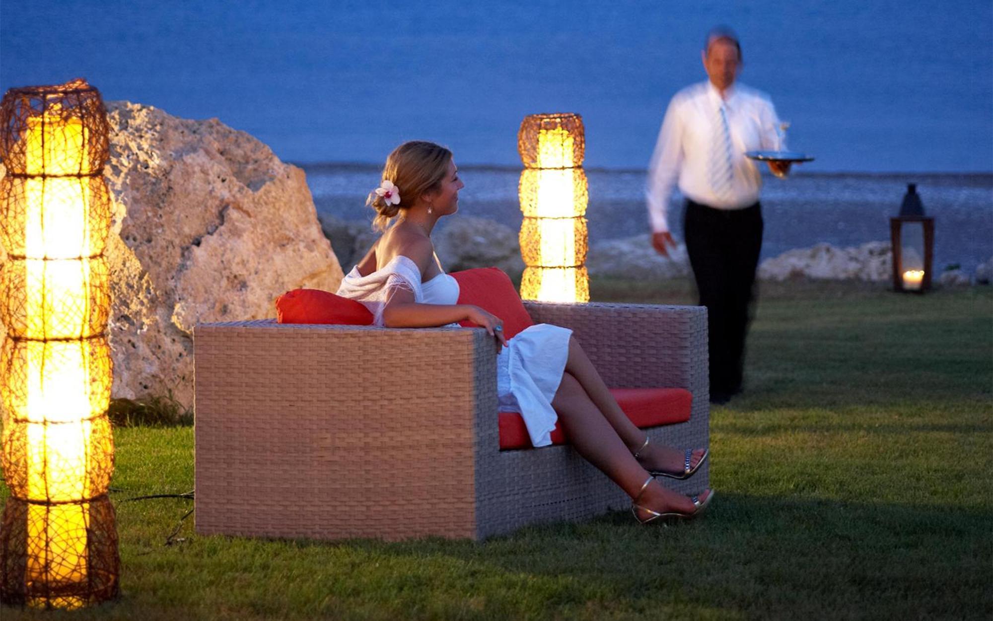 Rodos Palladium Leisure & Wellness Kallithéa Exterior foto A butler serving a guest at a resort