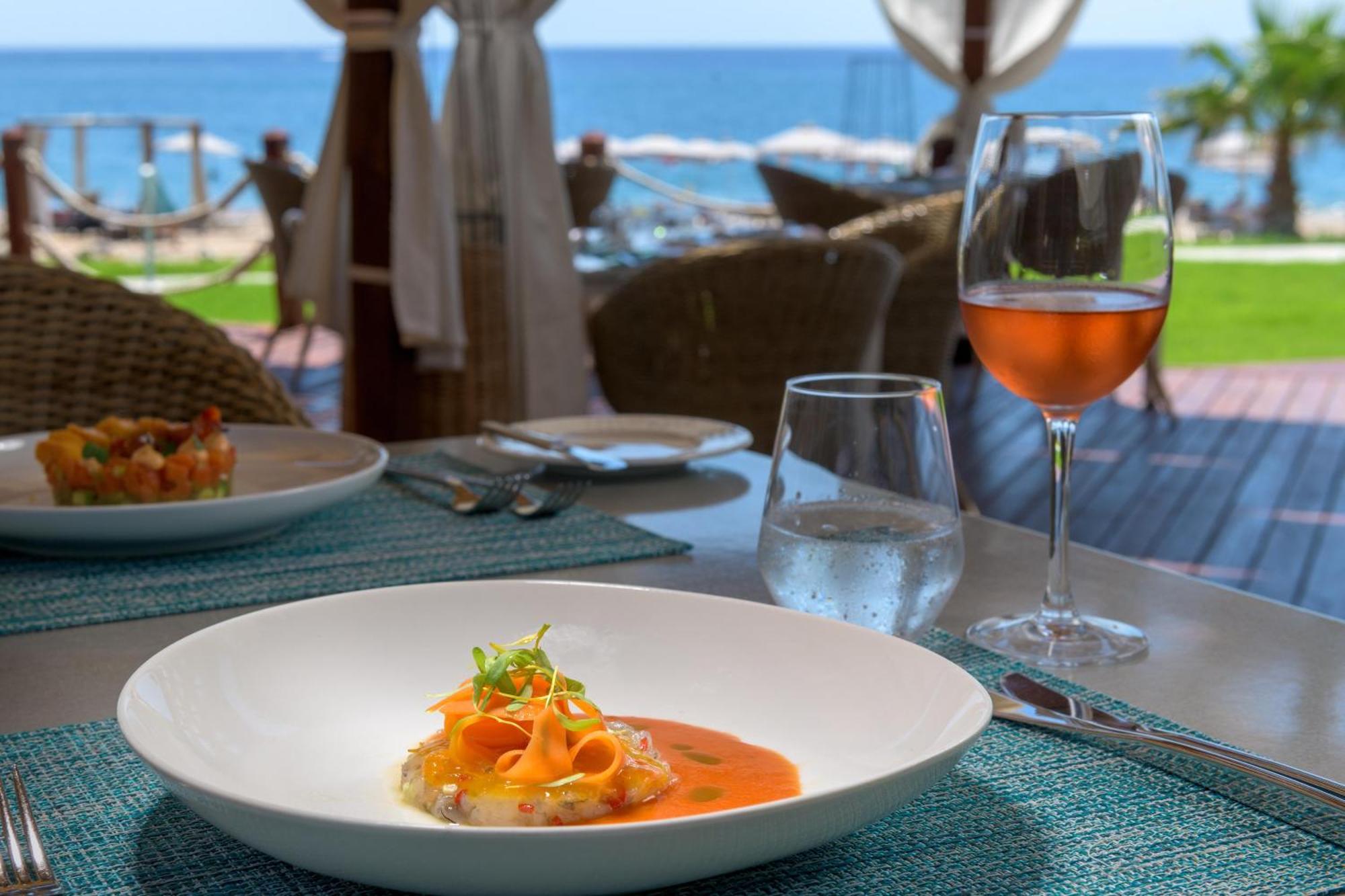 Rodos Palladium Leisure & Wellness Kallithéa Exterior foto A glass of rosé wine