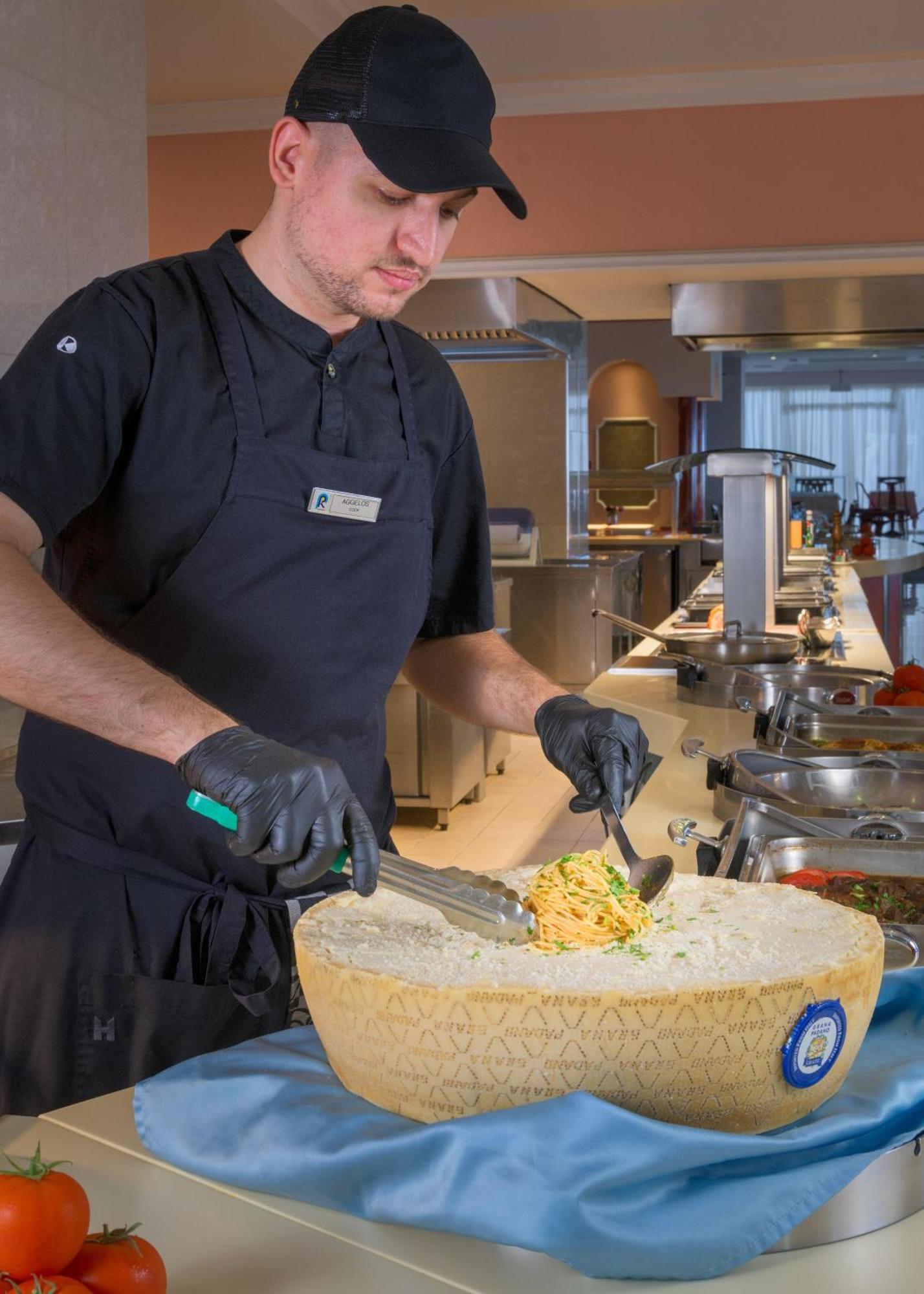 Rodos Palladium Leisure & Wellness Kallithéa Exterior foto A chef preparing a dish